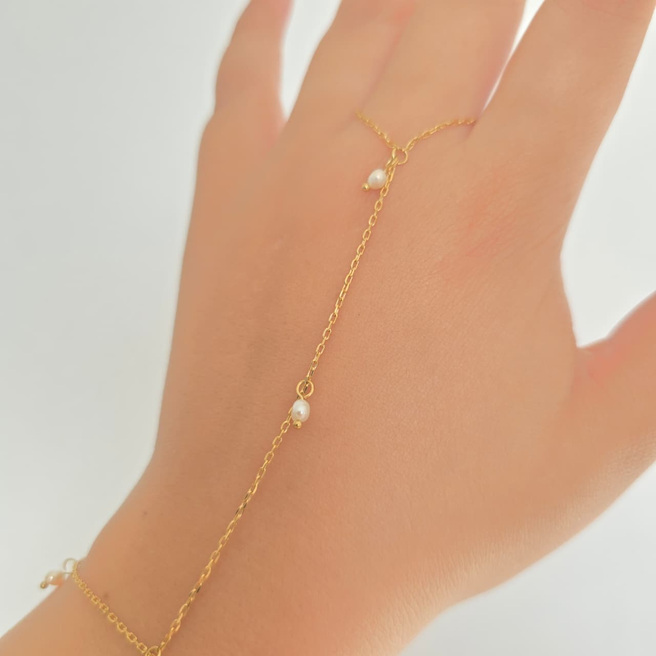 Silk-Pearl Handchain