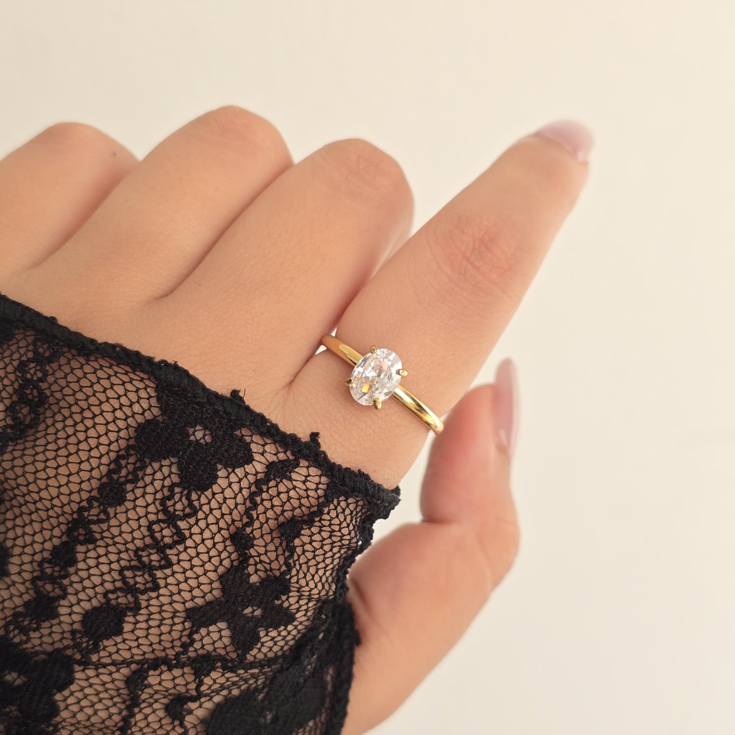 Oval-Solitaire Ring