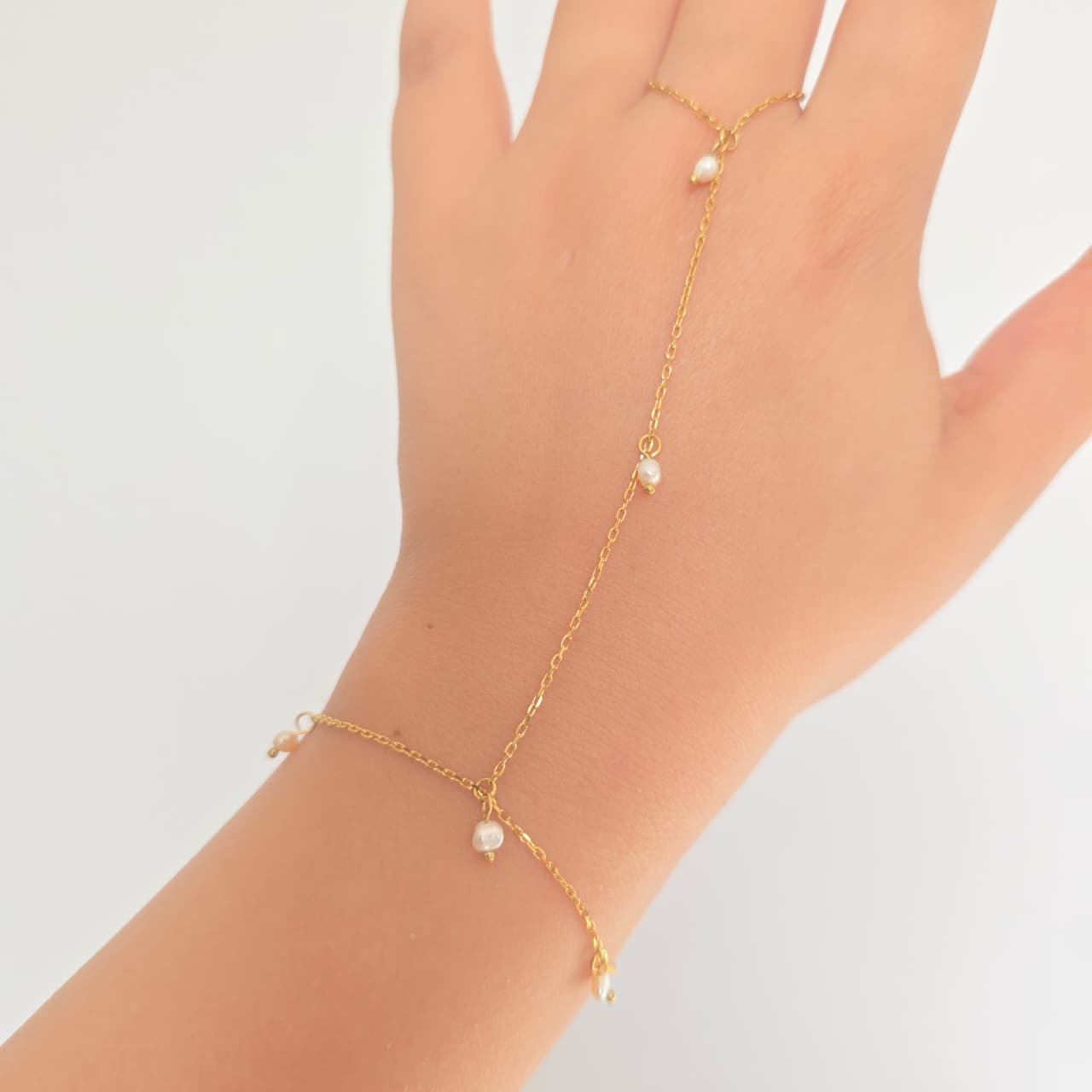 Silk-Pearl Handchain